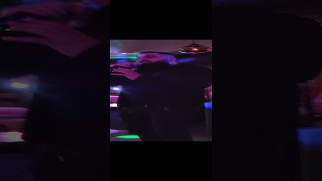 Азген поёт в караоке 2