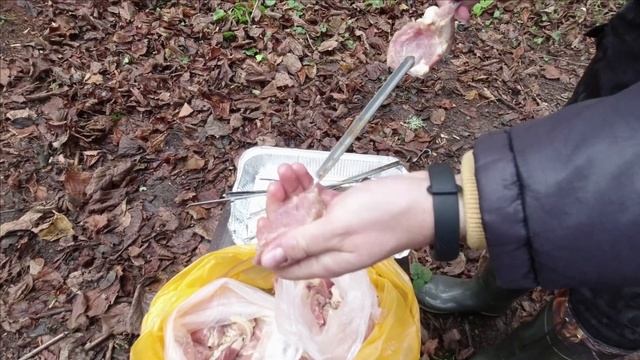 Землянка у реки.Поход выходного дня.Сказочный осенний лес.