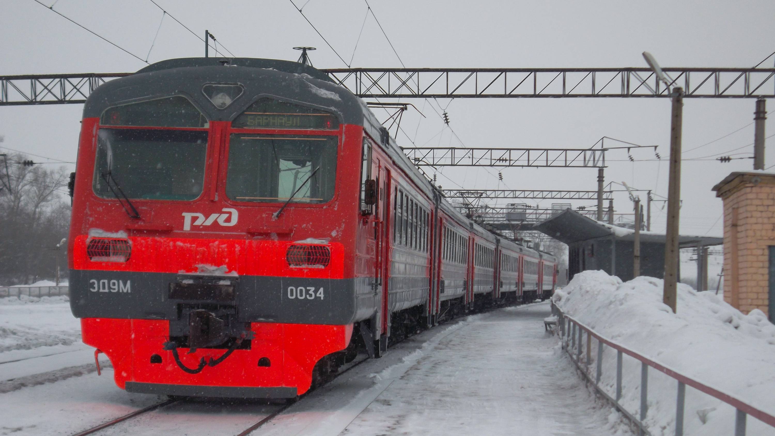 Электропоезд ЭД9М-0034 с приветливой бригадой.