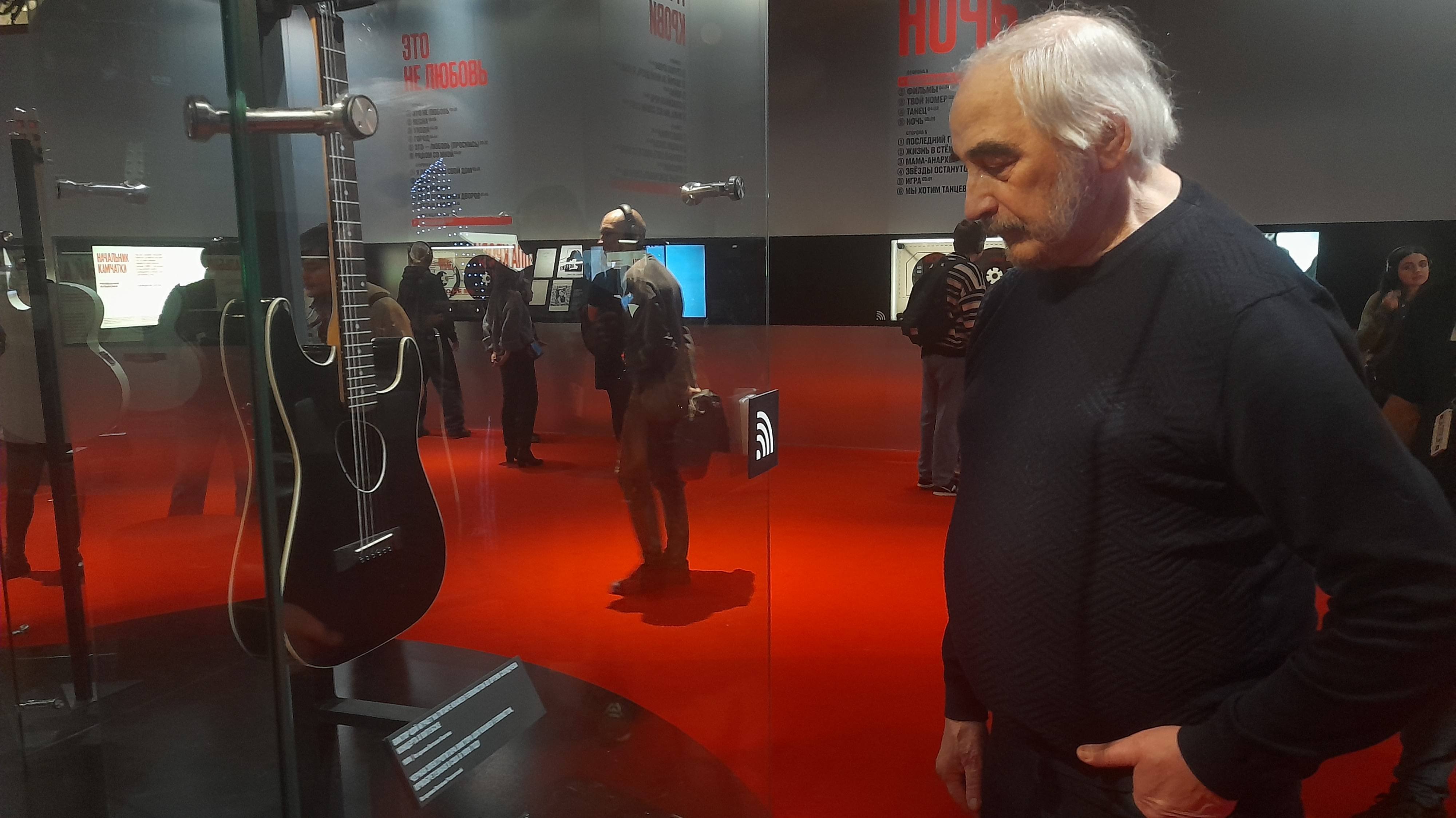 Юрий Владимирович Белишкин на выставке "Виктор Цой. Легенда"