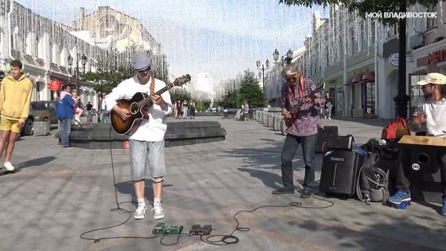 Владивосток уличные музыканты Dean Martin - Sway на гитаре (19 июня 2020).