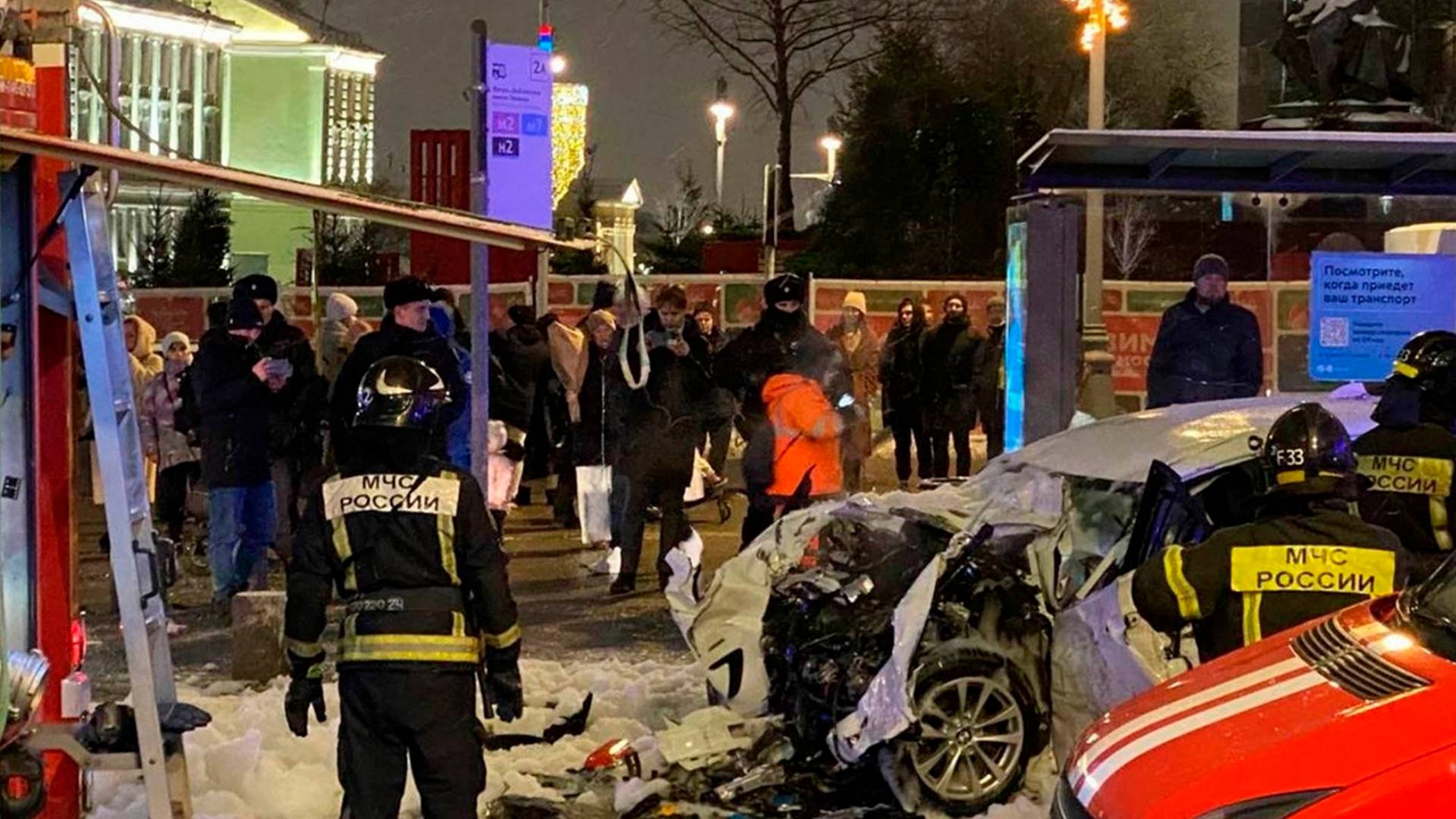 Автомобиль BMW врезался в автобус в центре Москвы. Машина загорелась, водитель скончался на месте