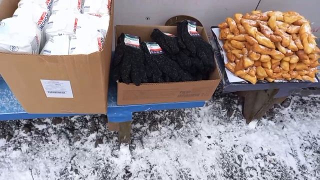 Наша Валентина Николаевна не с пустыми руками, как всегда с вкусным хворостом для защитников. 😋