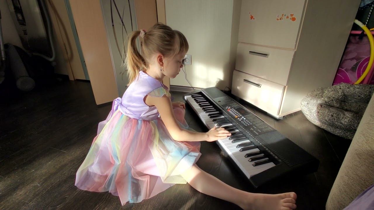Дочь Алиса играет на синтезаторе "Холодное сердце"