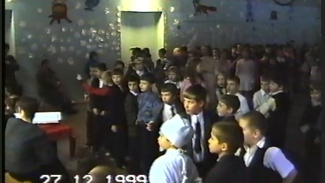 Новогодний утренник Ани в 3 классе.1999 год...(2)