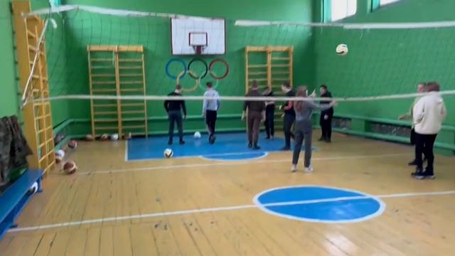 Нижнекамские благотворители передали спортивный инвентарь и обувь школе рубежанского района