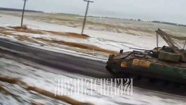 Точный и грамотный удар FPV-дрона на оптоволокне прямо за мехводом едущей на полном ходу америка...
