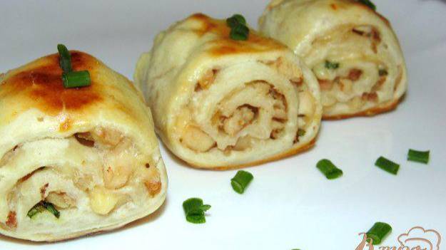 Булочки из слоеного теста с мясом курицы