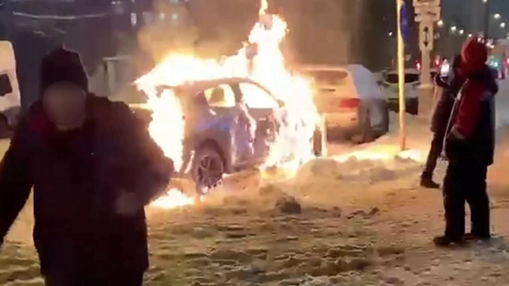 В Москве работник обиделся на начальника и дотла сжег его машину