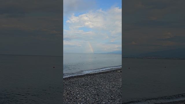 Радуга на пляже в Абхазии