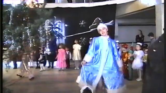 Новогодний утренник Ани в 3 классе.1999 год...(5)