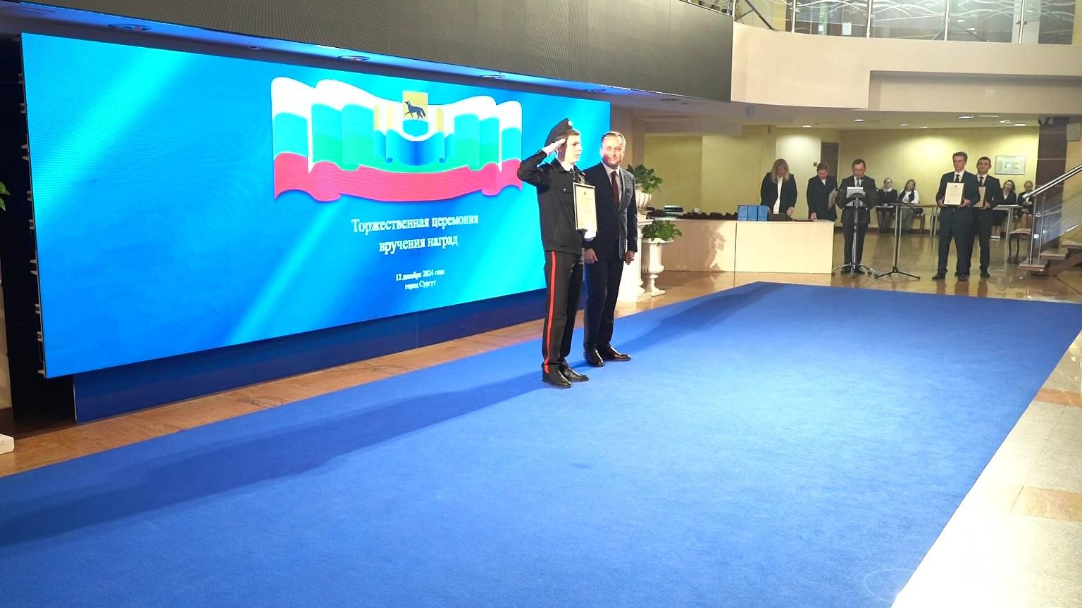 Сургутянам в праздничный день вручили награды и паспорта