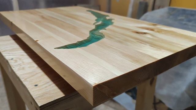 Журнальный столик с Байкалом покрытый лаком.