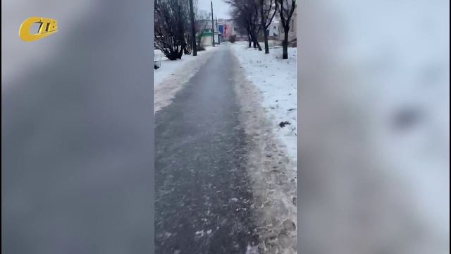 ЖИТЕЛИ УЛИЦЫ ЭНТУЗИАСТОВ ОБРАТИЛИ ВНИМАНИЕ НА НЕ ПОСЫПАННЫЕ ПЕСКОМ ОБЛЕДЕНЕЛЫЕ ПЕШЕХОДНЫЕ ДОРОЖКИ