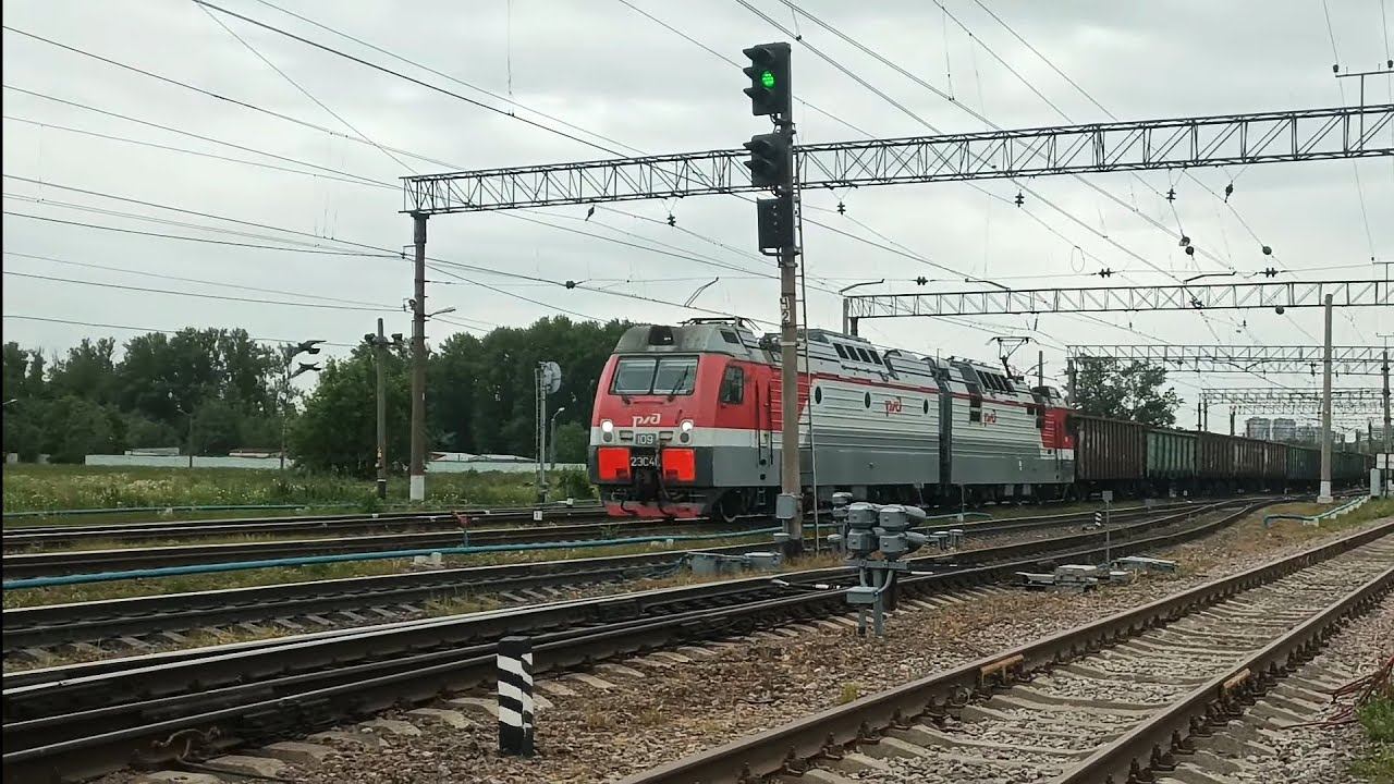 Электровоз 2ЭС4К-109 с грузовым поездом, станция Волковская