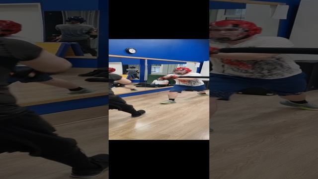 Спарринг с новичком на длинных круглых мечах чанбара в школе кендзюцу Katana Club
