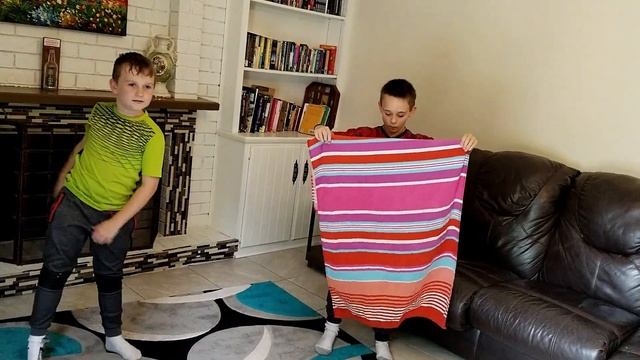 БОЛЬШОЙ БРАТ учит малышню складывать полотенца.
