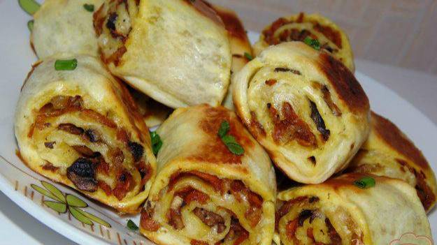 Быстрые булочки-рулеты с шампиньонами и твердым сыром