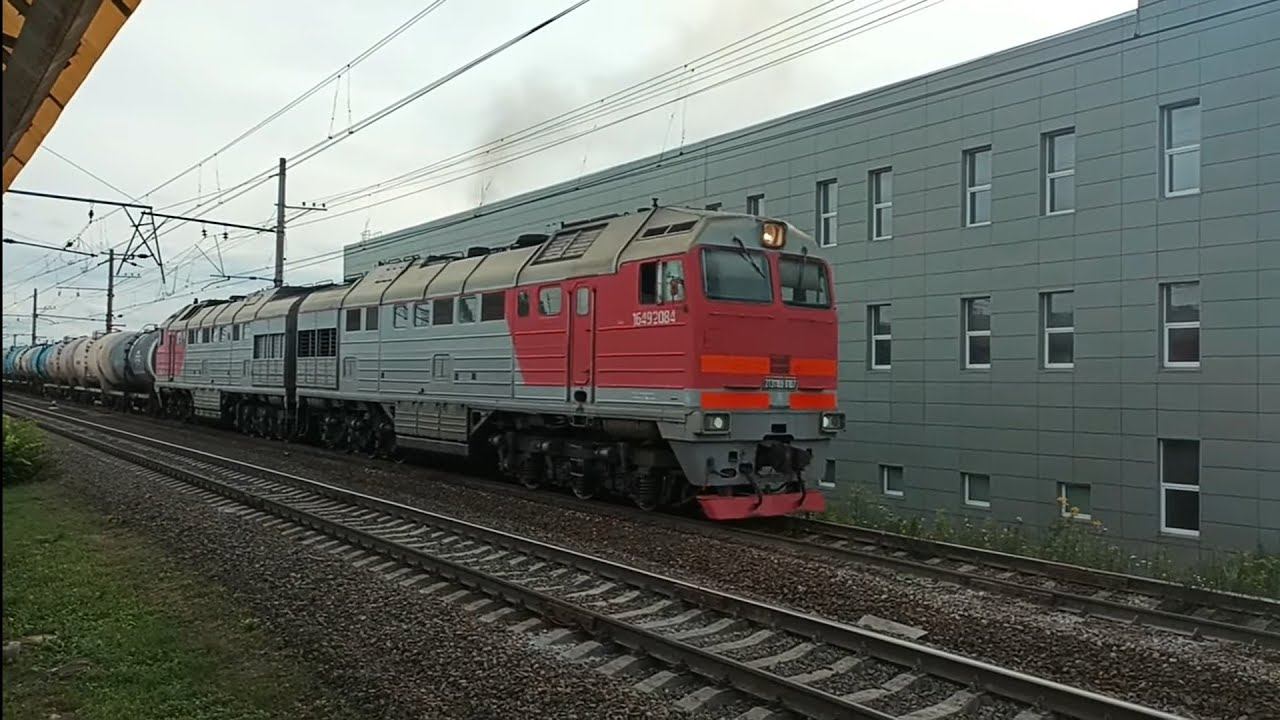 Тепловоз 2ТЭ116У-0107 с грузовым поездом на перегоне Предпортовая-Автово