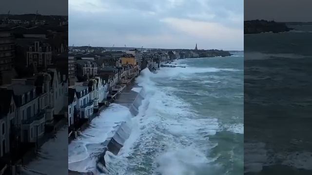 Огромные приливные волны в Сен-Мало омывают фасады домов