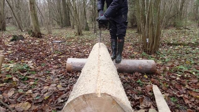 Землянка у реки. Стройка продолжается