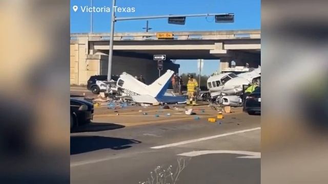 В Техасе двухмоторный самолёт Piper PA-31 совершил экстренную посадку прямо на трассу.