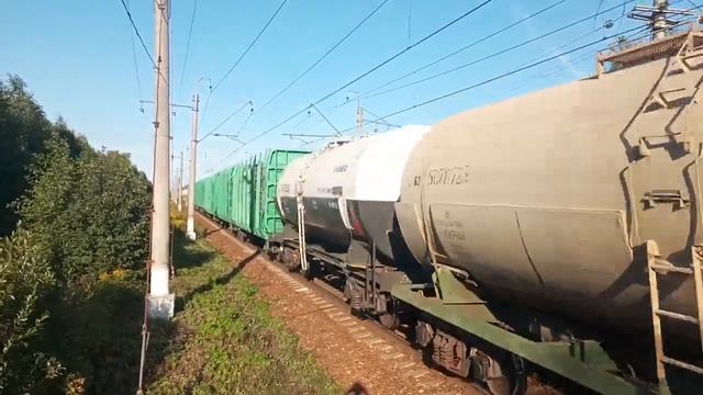 Электровоз ВЛ10У-770 с перегоняемым почтовым вагоном и грузовым поездом