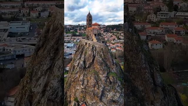 Ле-Пюи-ан-Веле уникальная деревня в гористой Оверни, Франция