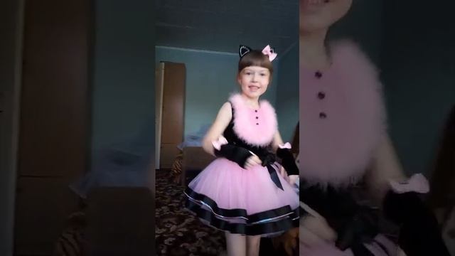 Это я в детстве . Я была маминой моделью. Правда мило 🥰😍🥰. Если да поставь лайк 👍👍👍