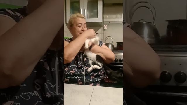 Как Нюше вытереть глазки_ Отвлечь ей внимание...;-)