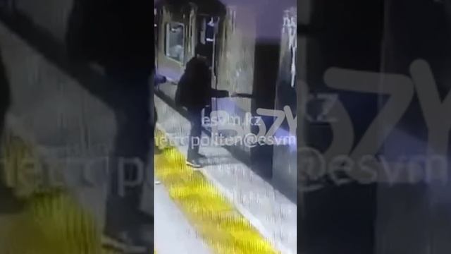 Момент гuбeлu в мeтpo попал на видео