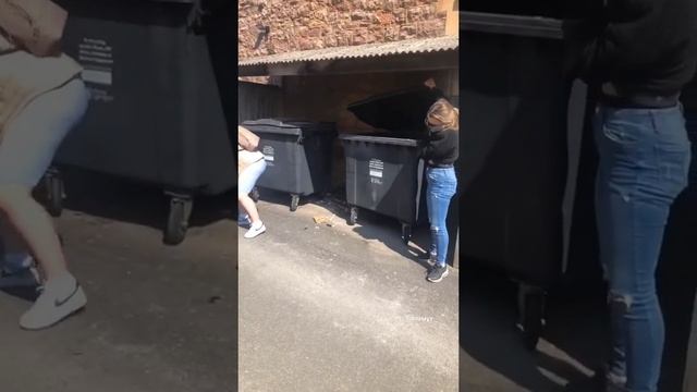 Выкинула мусор)