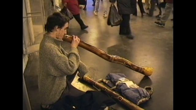 Юноша играет на ДИДЖЕРИДУ в парижском метро, 2001. Young man plays DIDGERIDOO in Paris Metro 2001
