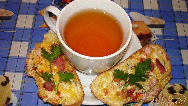 Ароматные горячие гренки с сыром и копченым беконом