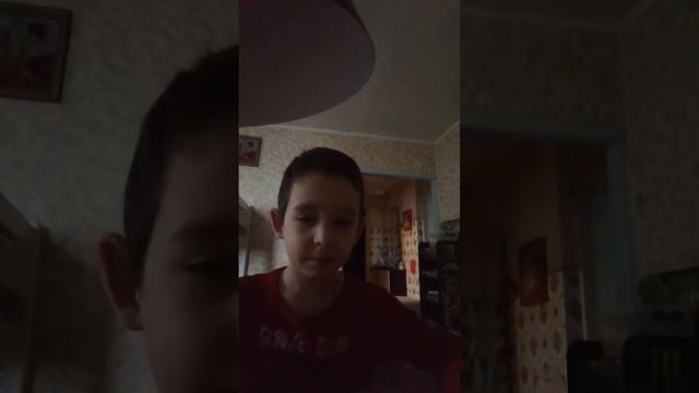 я сижу на кухне, хаваю борщ.