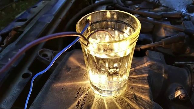 автомобильная лампа, как копятильник, нагревая воду, автомобильной лампочкой
