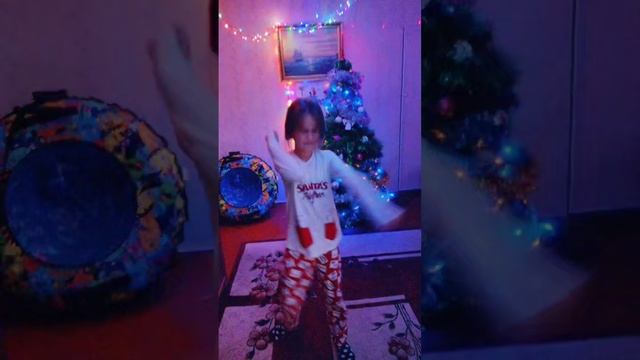 Внучка под елочкой