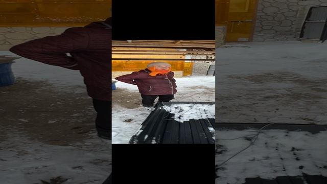 БАБУЛЯ убирается снег