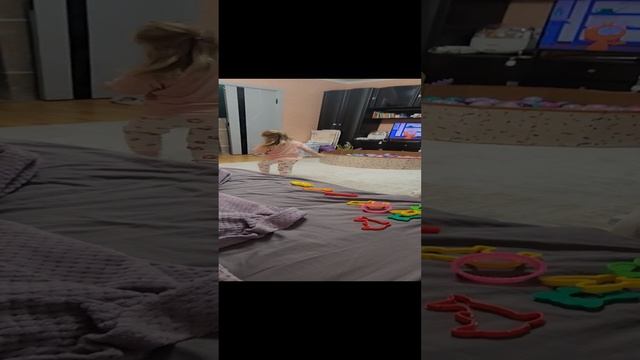 Сама приносит😂