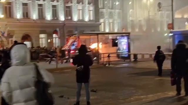Москва.На Воздвиженке произошло серьезное ДТП. Водитель BMW врезался в автобус.