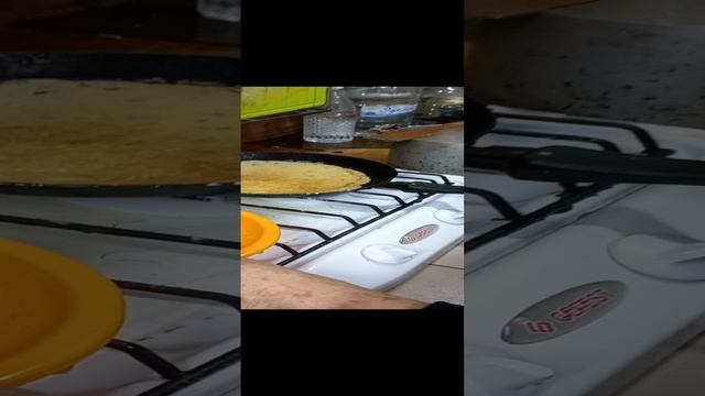 Мамка угощают блинами своих внуков