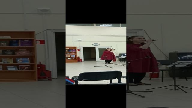 Я как-будто чего-то жду и Льется тихим светом песня.