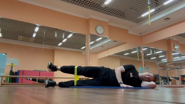 Отведение прямой ноги с мини-бэндом лёжа на боку (BAND SIDE LYING LEG LIFT)