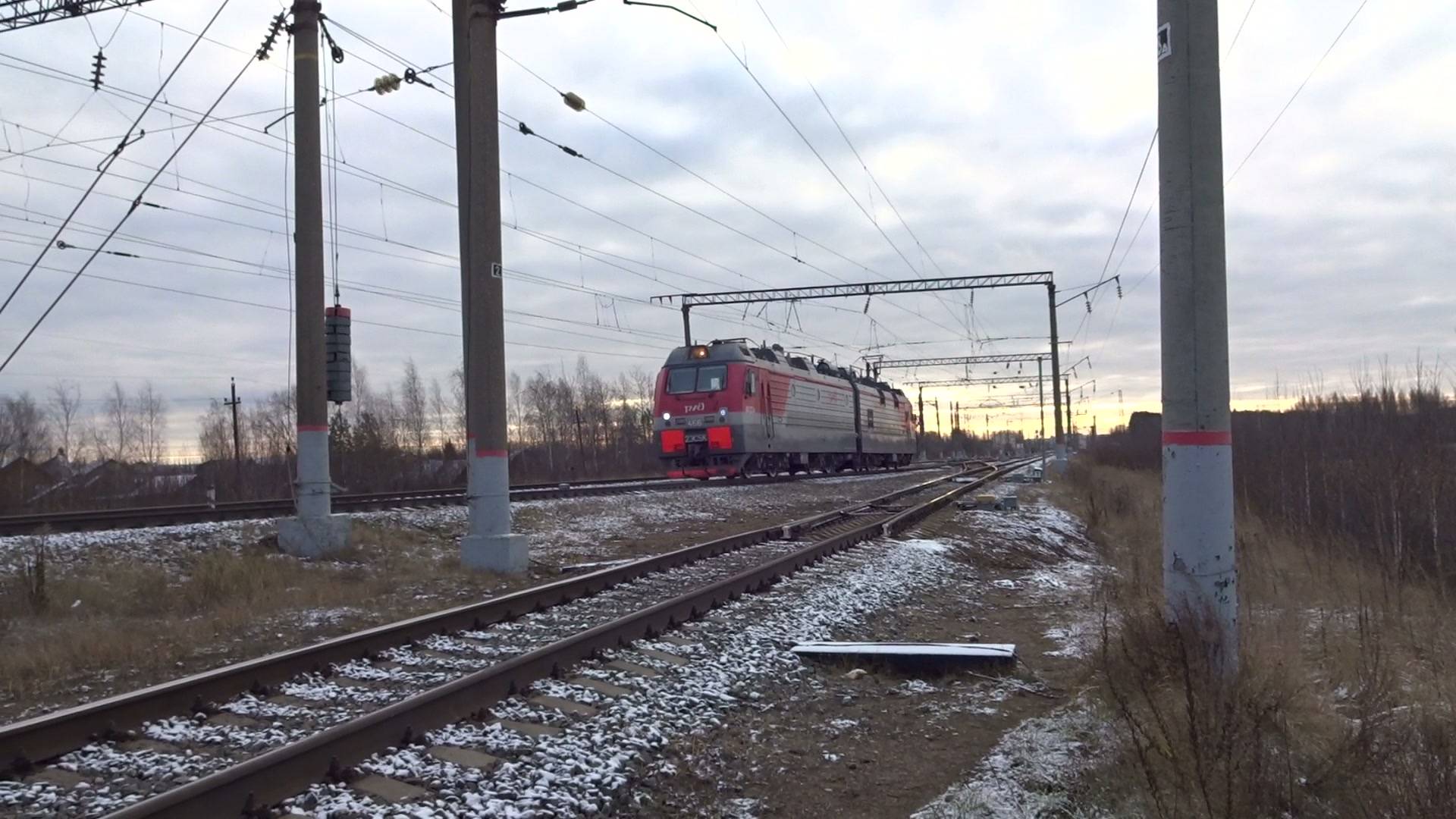 Электровоз 2ЭС5К-466 резервом проходит станцию Петряевка