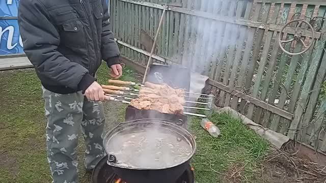 Лучший шашлык из баранины на природе в своём дворе. Как нужно отдыхать и жарить шашлыки.