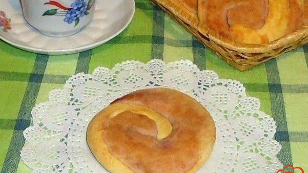 Булочки-лепёшки с сыром и брусничным соусом