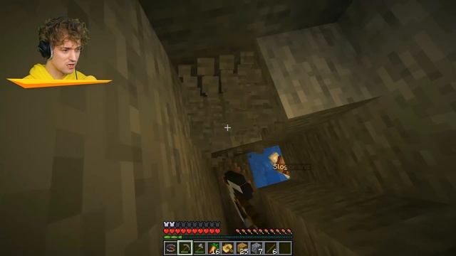 PENNYWISE HUNTER VS Minecraft SPEEDRUNNER!
