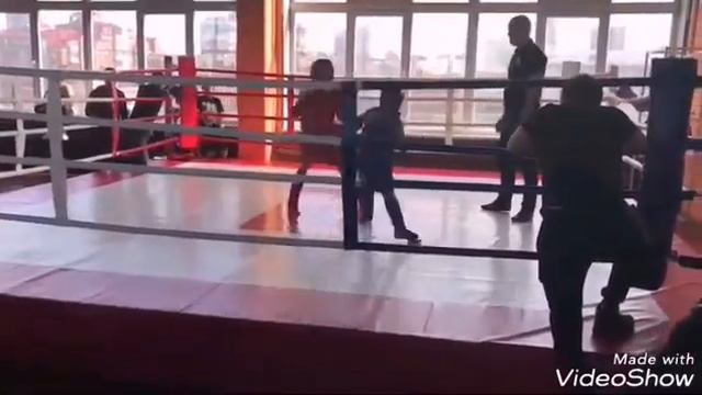 Сын Серёга в красном углу.