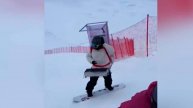 Курьер-сноубордист доставил горячий шашлык на гору туристам в Китае