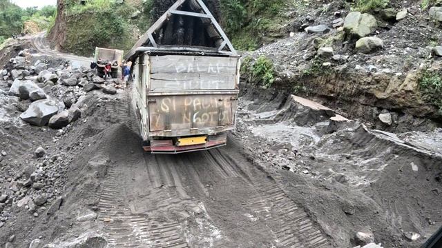 Строительство, экскаватор должен перебрать песок и камни